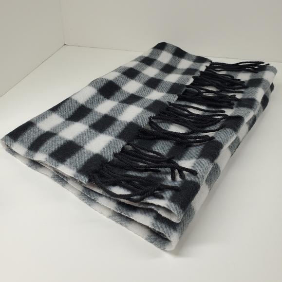 Black and White Checkered Fleece Scarf - Picture 4 of 6